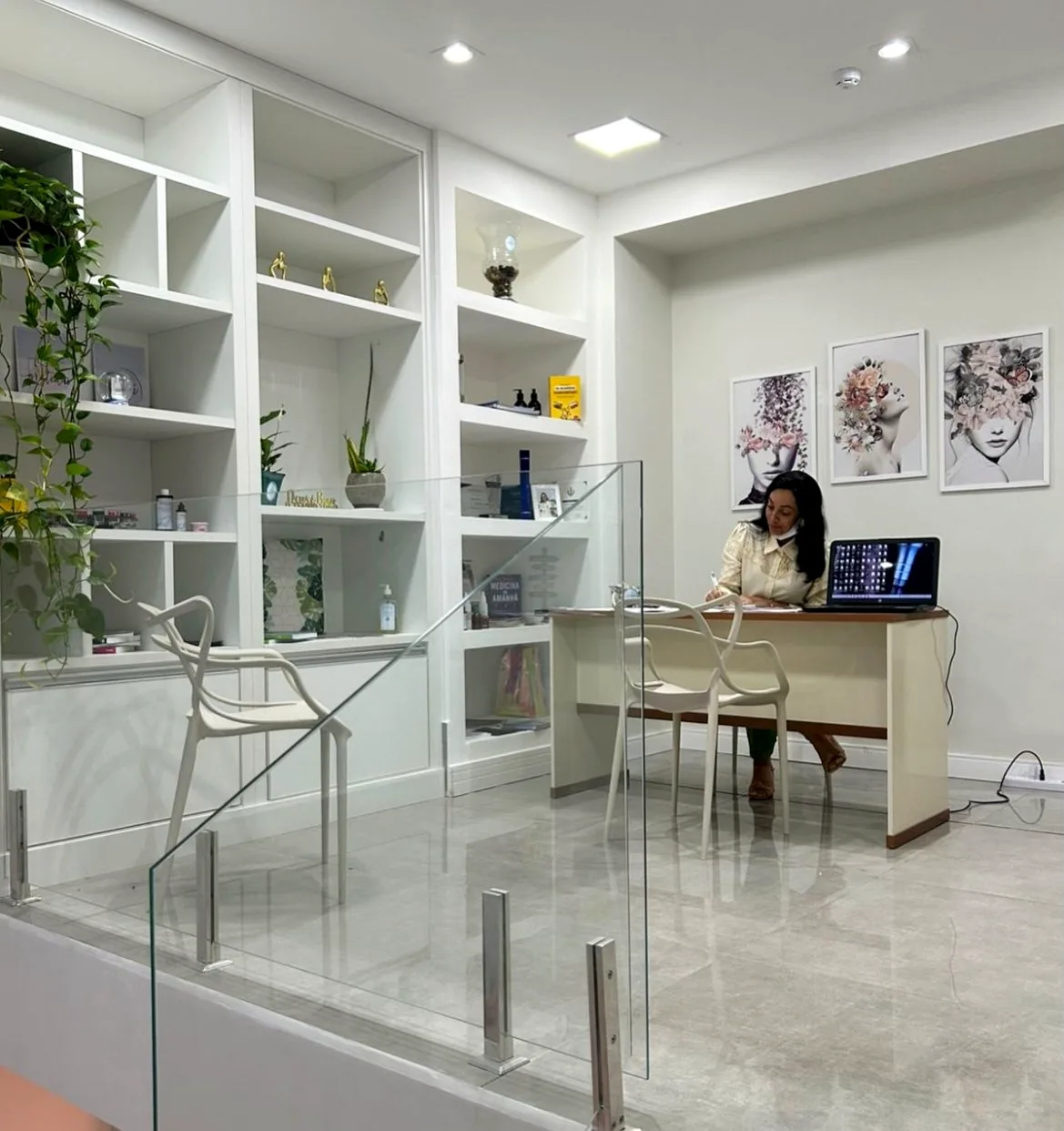 Recepção e consultório da Clínica Vital Fios, com atendimento em andamento