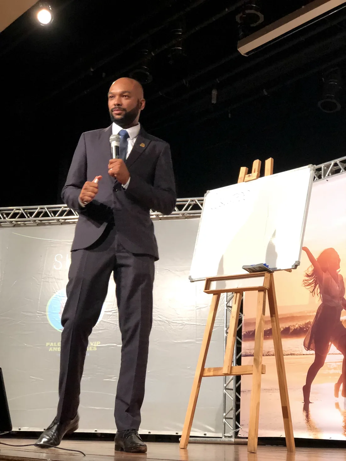 André Borges em treinamento com flip chart